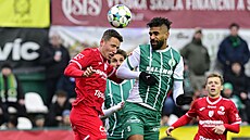 Úto�ník Bohemians Júsuf Hilál se hlavou sna�í ohrozit pardubickou branku.