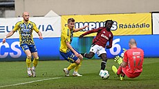 Spar�anský k�ídelník Garang Kuol v �anci b�hem utkání se Zlínem.