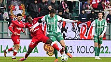 Obránce Bohemians Milan Havel se sna�í prodrat k zakon�ení v utkání s...