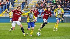 Spar�anský bek Oliver Sonne (vlevo) se sna�í dostat pod tlak rozehrávku Zlína.