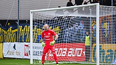 Zlínský branká� Stanislav Dostál k�i�í na své spoluhrá�e v utkání se Spartou.