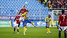 Obranná hlavi�ka spar�anského stopera Patrika Vydry v utkání se Zlínem.