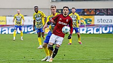 Spar�anský úto�ník Albion Rrahmani si kryje mí� v utkání se Zlínem.