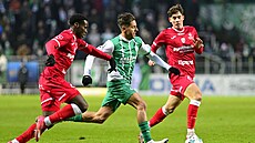 Zálo�ník Bohemians Ale� �ermák se sna�í uvolnit mezi hrá�i Pardubic.