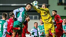 Závar p�ed pardubickou brankou v utkání s Bohemians.