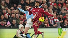 Zálo�ník Manchesteru City Bernardo Silva se sna�í zastavit Mohameda Salaha z...