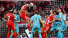 K�ídelník Bayernu Luis Díaz hlavi�kuje sm�rem k brán� Hoffenheimu. Situaci...