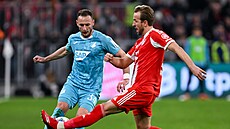 Obránce Hoffenheimu Vladimír Coufal se sna�í p�ihrát p�es Harryho Kanea z...