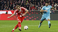 Úto�ník Bayernu Harry Kane zakon�uje v utkání s Hoffeneheimem.