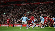 Zálo�ník Liverpoolu Dominik Szoboszlai st�ílí z p�ímého kopu gól do sít�...