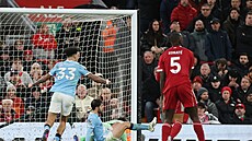 Zálo�ník Manchesteru City Bernardo Silva v pádu st�ílí gól do sít� Liverpoolu.