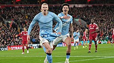Úto�ník Manchesteru City Erling Haaland slaví gól do sít� Liverpoolu.
