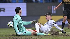 Ostravský branká� Martin Jedli�ka a úto�ník Slovácka Pavel Juro�ka v akci b�hem...
