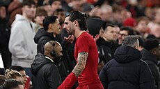 Zálo�ník Liverpool Dominik Szoboszlai opou�tí po vylou�ení trávník v utkání s...