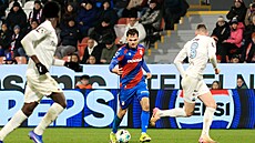 Plze�ský zálo�ník Denis Vi�inský vede balon v utkání s Libercem.