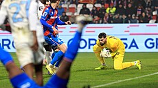 LIberecký branká� Tomá� Koubek chytá jeden z plze�ských centr�.