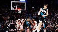 Vít Krej�í se raduje ze své první trefy v dresu Portland Trail Blazers,...