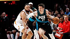 Vít Krej�í z Portland Trail Blazers u mí�e v zápase s  Phoenix Suns, brání ho...