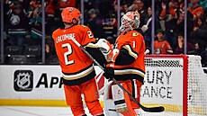 Luká� Dostál a Jackson LaCombe (2) slaví výhru Anaheim Ducks.