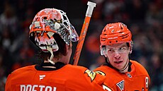 Luká� Dostál a Jackson LaCombe slaví výhru Anaheim Ducks.