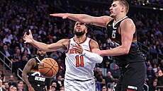 Jalen Brunson (11) z New York Knicks v zápase s  Denver Nuggets, zastavuje ho...