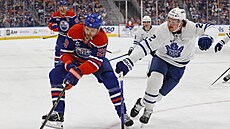 Leon Draisaitl (29) z Edmonton Oilers u puku v zápase s Toronto Maple Leafs,...