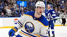 Mattias Samuelsson (23) z Buffalo Sabres slaví gól.