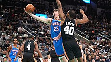 Brooks Barnhizer (23) z Oklahoma City Thunder zakon�uje na ko� San Antonio...