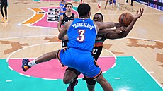Chris Youngblood (3) z Oklahoma City Thunder v zápase se San Antonio Spurs...