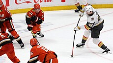 Tomá� Hertl (48) z Vegas Golden Knights st�ílí na bránu Anaheim Ducks.