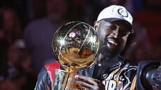 Miami Heat si p�ipomínají titul v NBA v roce 2006, s trofejí Dwyane Wade.