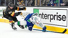 David Kämpf (64) z Vancouver Canucks padá po st�etu s Ivanem Barba�ovem z Vegas...