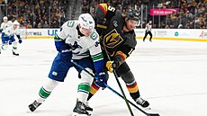 Noah Hanifin (vpravo) z Vegas Golden Knights a David Kämpf z Vancouver Canucks...