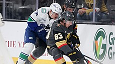 David Kämpf (vlevo) z Vancouver Canucks v zápase s Vegas Golden Knights bojuje...