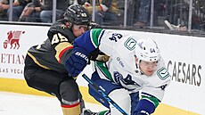 David Kämpf (64) z Vancouver Canucks v zápase s  Vegas Golden Knights bojuje s...