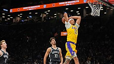 Jaxson Hayes (11) z Los Angeles Lakers sme�uje v zápase s Brooklyn Nets,...