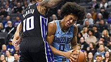 Jaylen Wells (0) z Memphis Grizzlies se tla�í ke ko�i Sacramento Kings, brání...