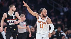 Jalen Brunson (11) z New York Knicks oslavuje.