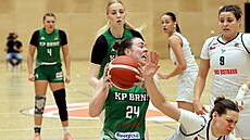 Tereza Halátková (20) z SB� Ostrava se sna�í bránit Saru Rokkanenovou z KP Brno.