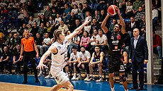 Sir�Jabari Rice z Nymburka st�ílí na d��ínský ko�, brání ho Alexandr Krob.