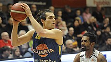 Isaac Davidson z Ústí nad Labem si kryje mí� p�ed pardubickým Jacobem Evansem.