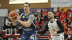 Ladislav Pecka z Ústí nad Labem u mí�e, hledí si ho Martin Náb�lek z Pardubic.