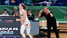 Marcela Krämerová hecuje hrá�ky KP Brno, nejblí�e jí je rozehráva�ka Eli�ka...