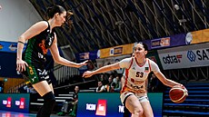 Marie Sta�ková z Basketu Ostrava u mí�e proti Natálii Stoupalové ze �abin Brno