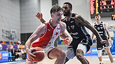 Petr Machá� (vlevo) ze Slavie obchází Terryho Hendersona Jr. z USK Praha.