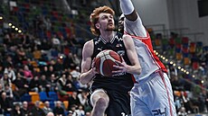 Ond�ej �vec (vlevo) z USK Praha atakuje ko� Slavie. Brání ho Meschak Lufile.