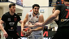 D��ínský k�ídelník Filip Kroutil u mí�e v zápase s Nymburkem, atakuje ho Ond�ej...