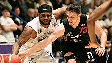 Posh Alexander (vlevo) z D��ína a Franti�ek Rylich z Nymburka bojují o mí�.