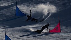 Alexandr Kra�njak (Bulharsko) v kvalifikaci paralelního ob�ího slalomu padá,...