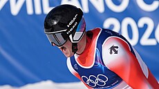 �výcar Franjo von Allmen se raduje ze svého výkonu v olympijském sjezdu.